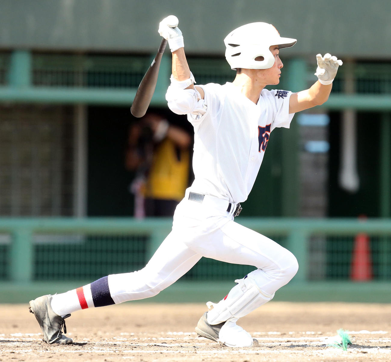 小野・長沼・塙工対福島商　2回裏福島商無死二塁、中越えにランニング本塁打を放つ遠藤（撮影・野上伸悟）