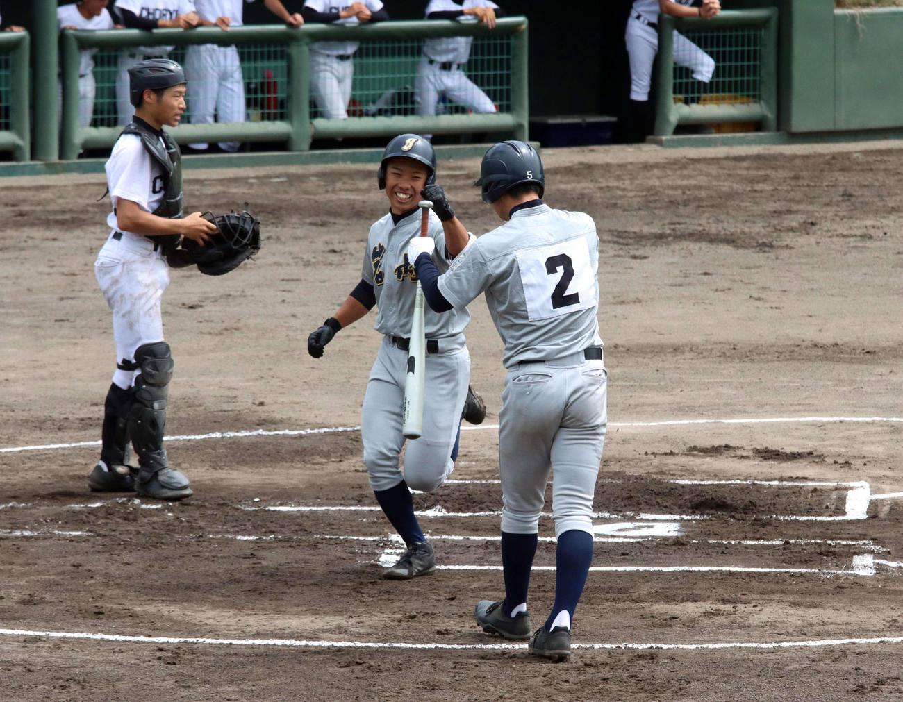 岩内対小樽潮陵　1回岩内1死一塁、3番伊藤（中）はバックスクリーンに先制弾を放ち笑顔で生還する（撮影・永野高輔）