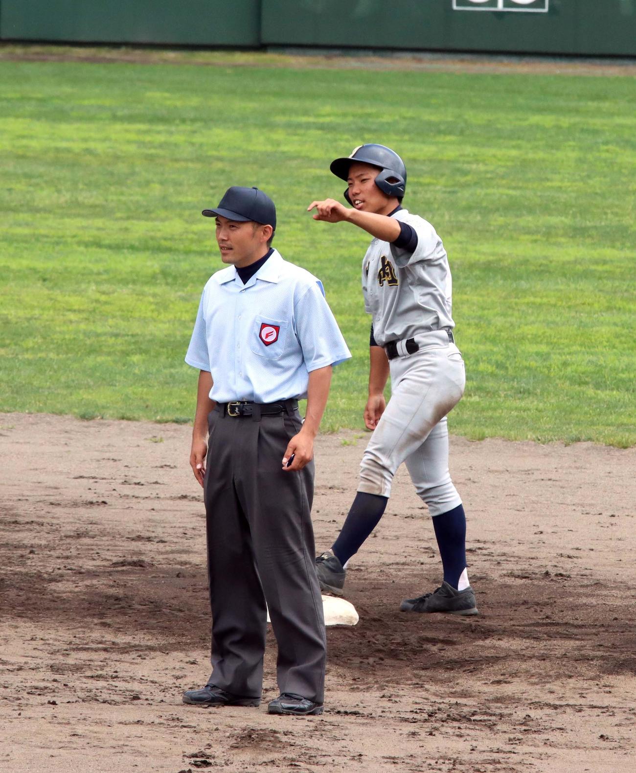岩内対小樽潮陵　8回岩内2死二塁、2度目の臨時代走となった伊藤右翼手が塁上でベンチからの激励にこたえる（撮影・永野高輔）