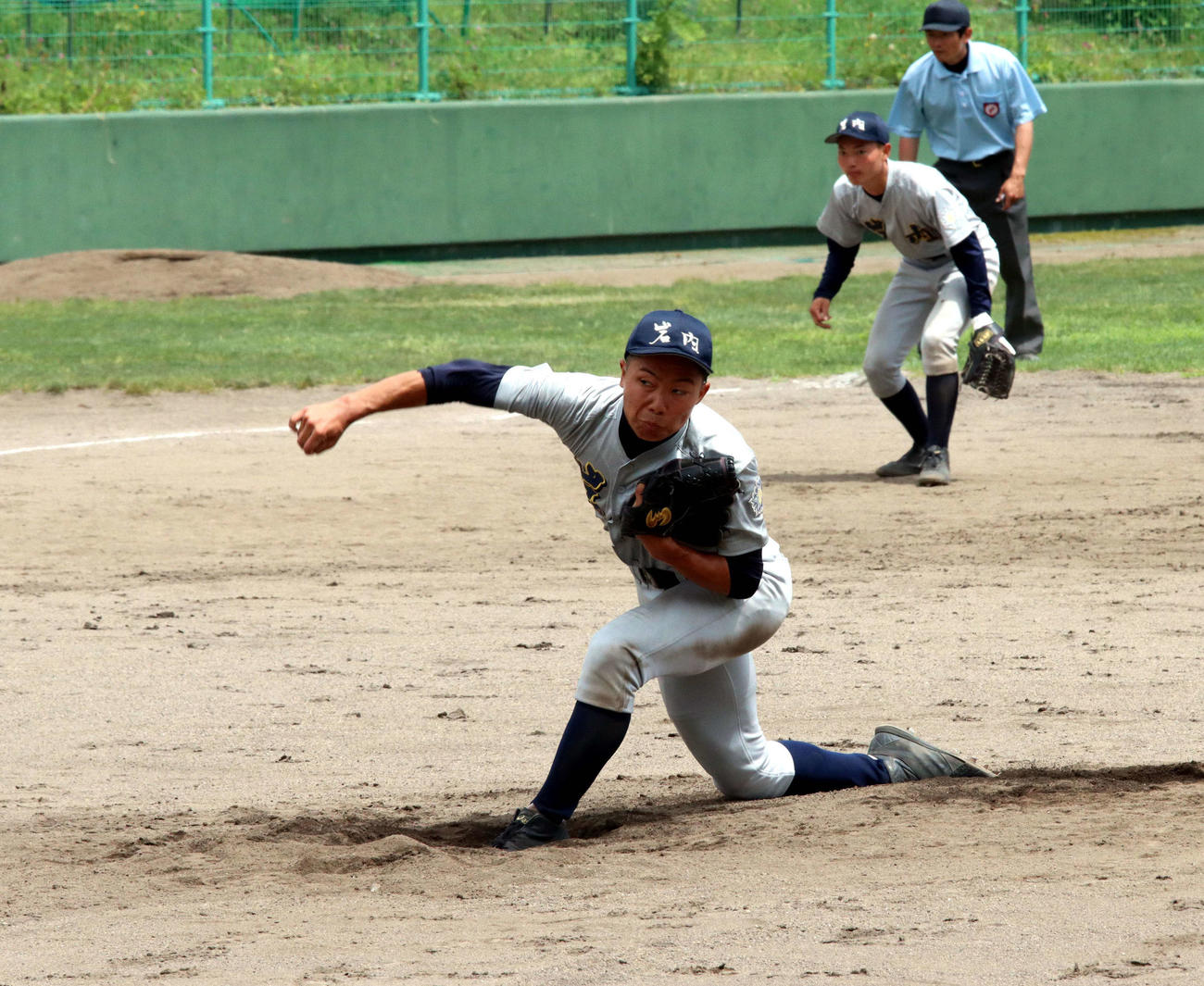 岩内対小樽潮陵　8回裏から2番手で登板し3人で打ち取り試合を締めた岩内の伊藤（撮影・永野高輔）