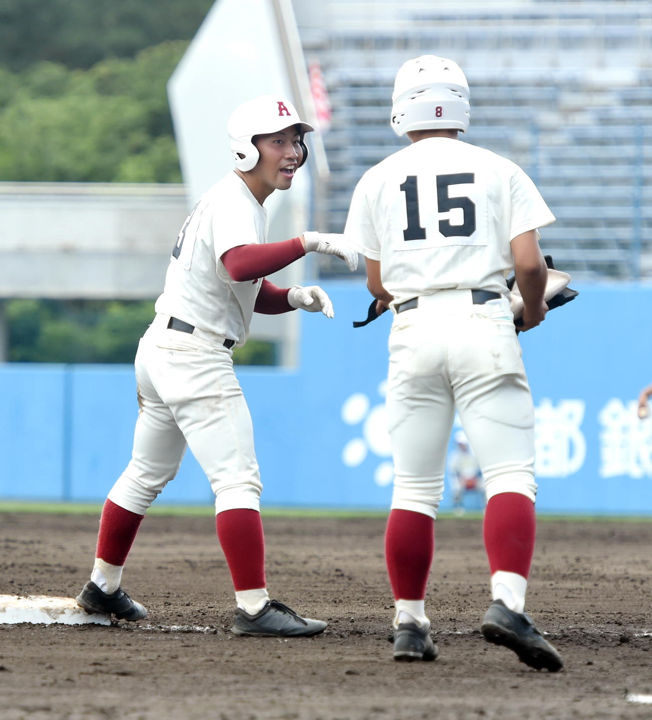 秋田商対湯沢翔北　11回表秋田商無死満塁、走者一掃の適時三塁打を放った小山（左）（撮影・山田愛斗）