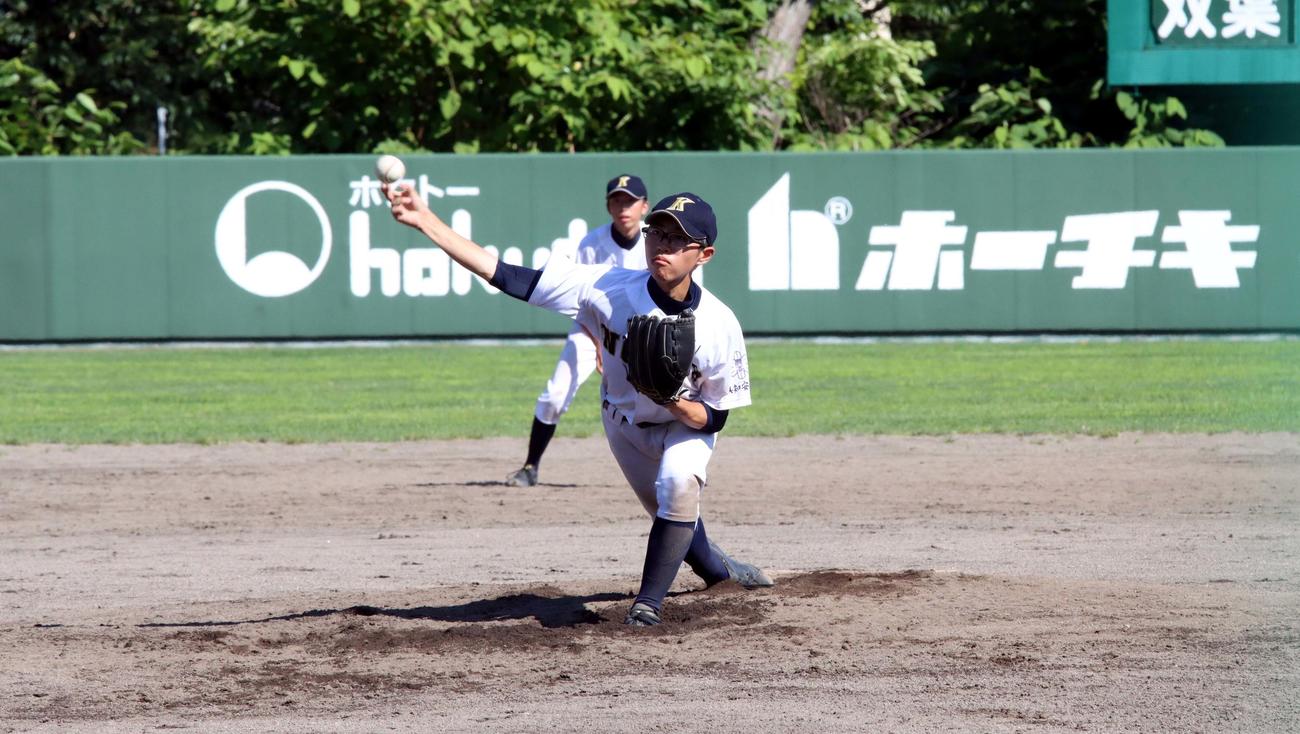 小樽明峰・倶知安農・蘭越対小樽双葉　4回から登板し1回無安打1失点で終えた小樽明峰・倶知安農・蘭越唯一の3年生、高松（撮影・永野高輔）