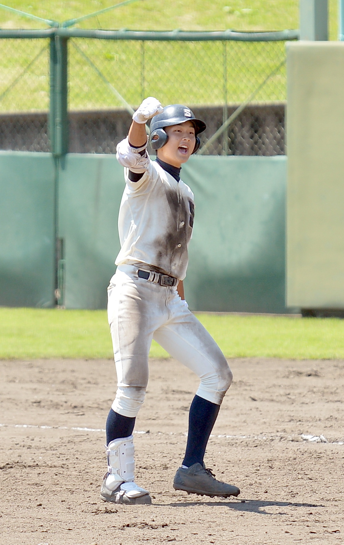 会津対須賀川　8回裏須賀川2死二塁、左前決勝適時打を放ってガッツポーズする大越（撮影・鎌田直秀）
