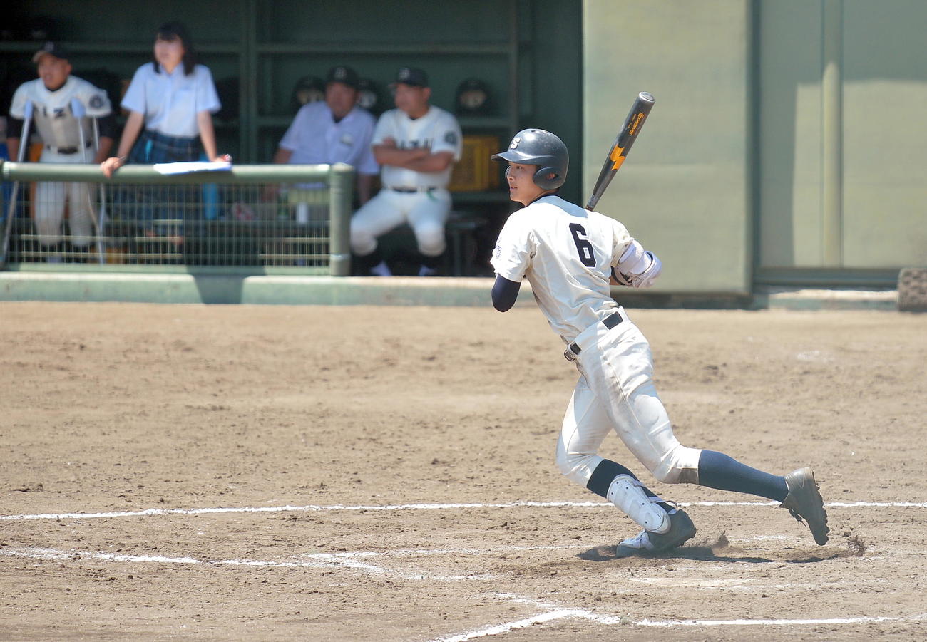 会津対須賀川　8回裏須賀川2死二塁、左前への決勝適時打を放つ大越（撮影・鎌田直秀）