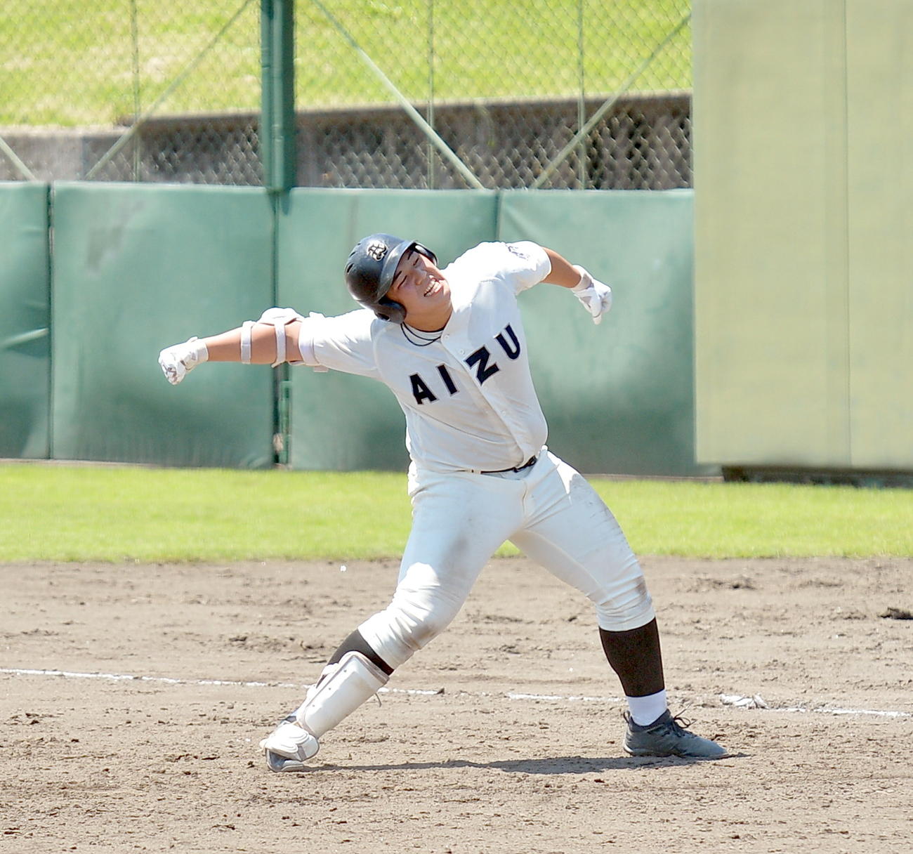 会津対須賀川　8回表会津1死一、三塁、左前適時打を放ってガッツポーズする川島（撮影・鎌田直秀）
