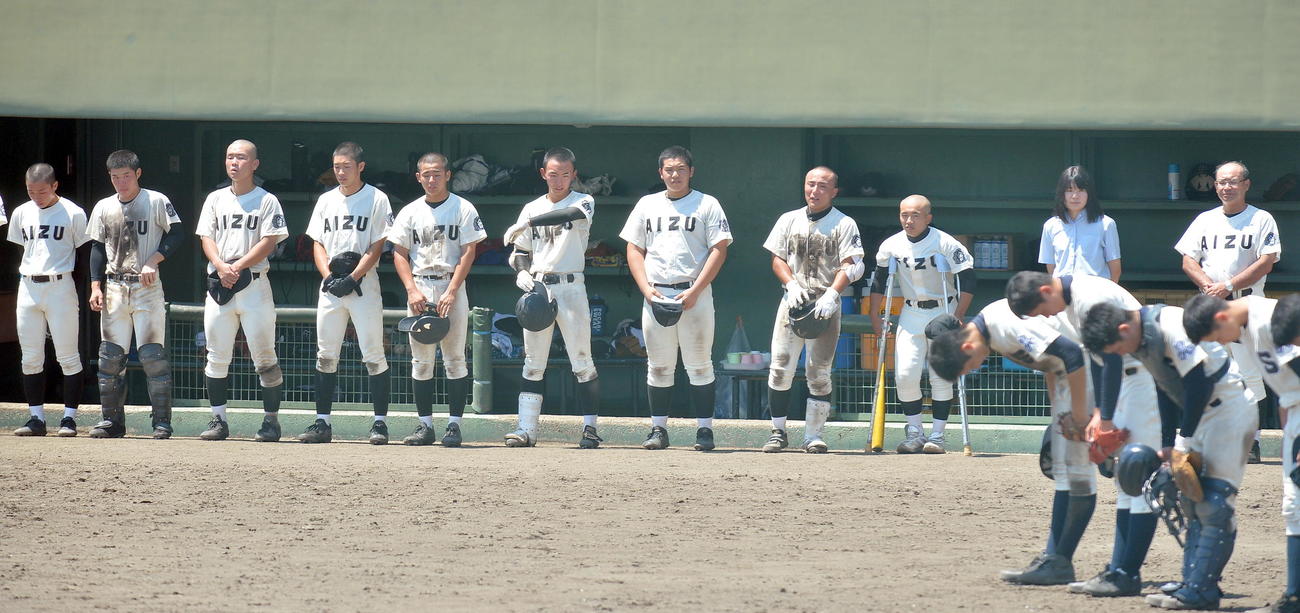 会津対須賀川　8年ぶりの夏初戦敗退に涙する会津の選手たち（撮影・鎌田直秀）