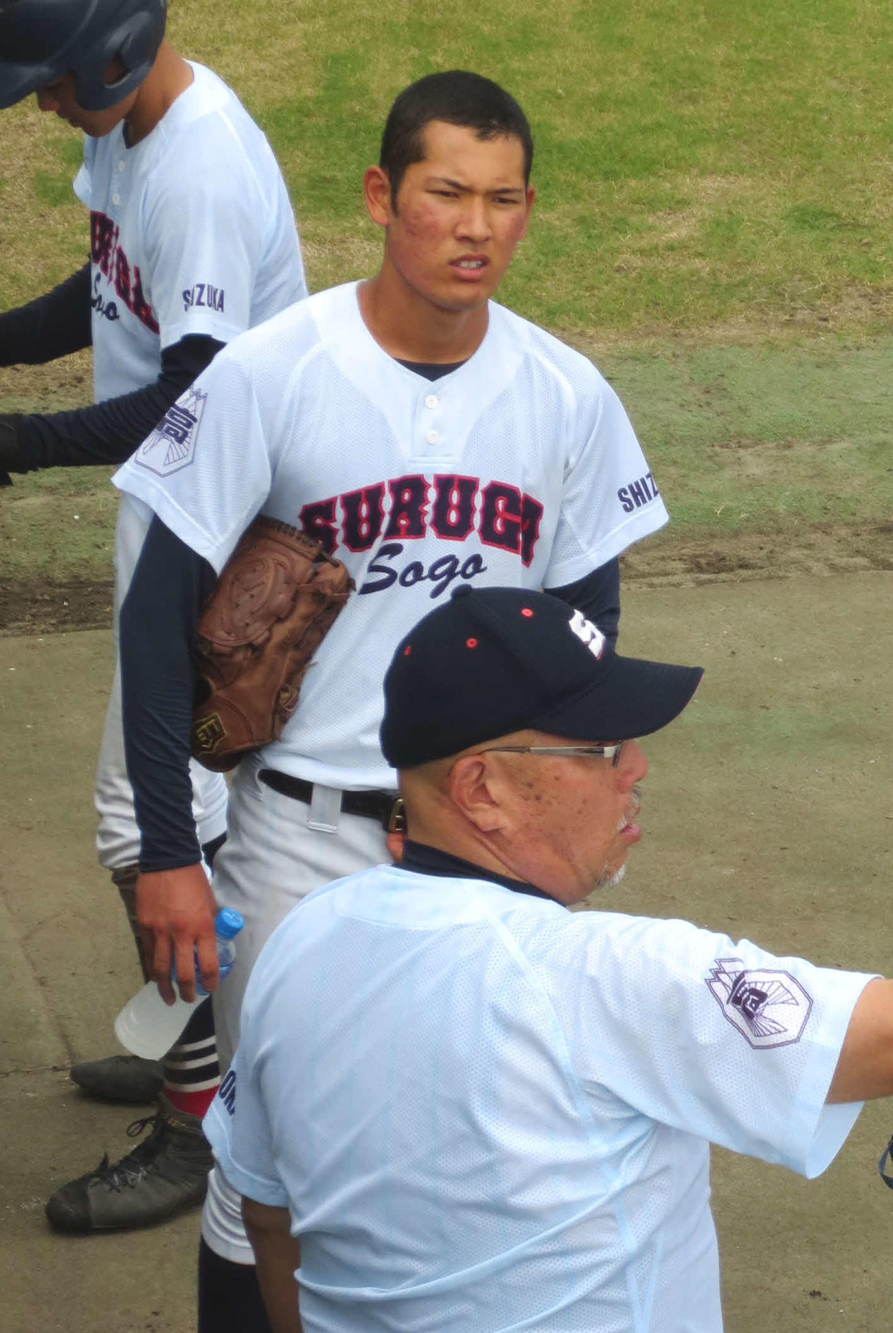 ベンチ前で望月監督（手前）の話を聞く駿河総合の森