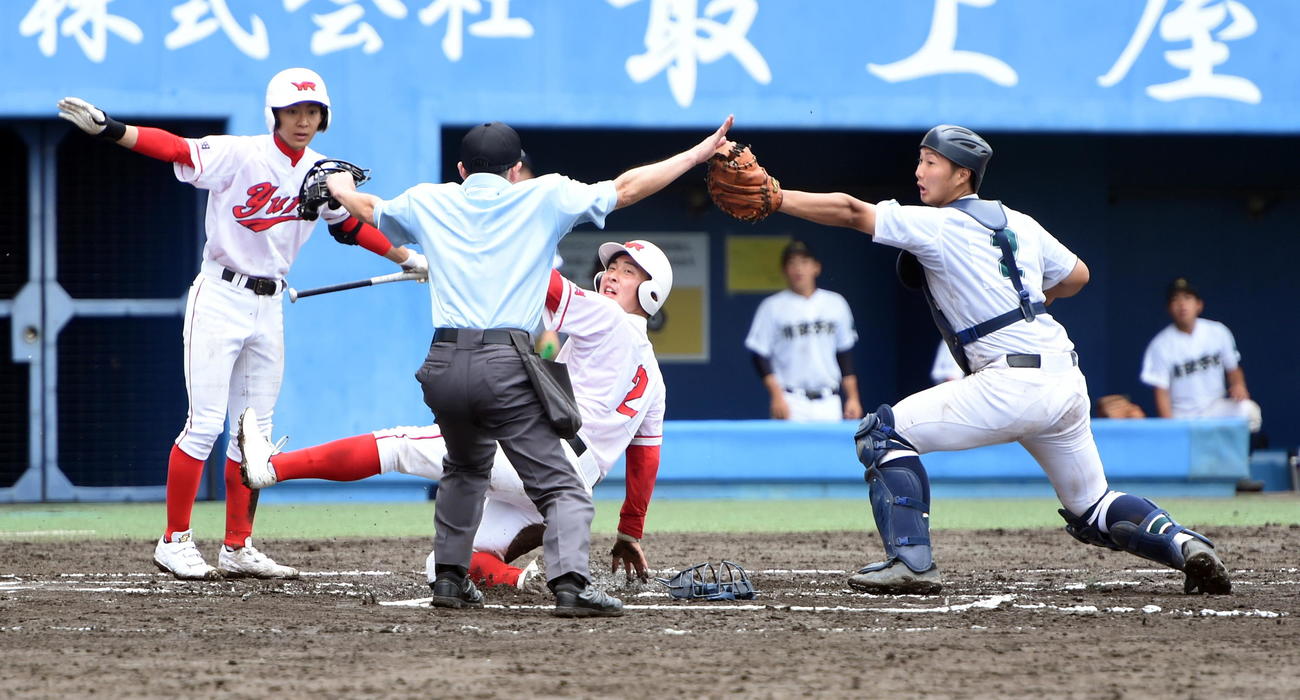 由利対横手清陵学院　6回表由利2死一、三塁、ダブルスチールで本盗を決めた佐藤哲（中央）（撮影・山田愛斗）