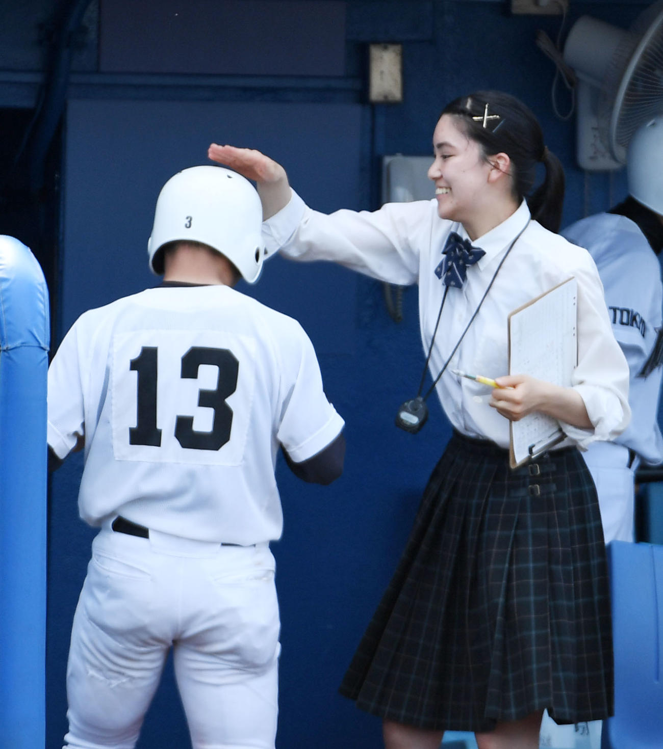 紅葉川対成立学園　10回表タイブレーク紅葉川1死二塁、菅原の右中間への適時三塁打で生還し、石上ちひろ記録員（右）から手荒い祝福を受ける友清（左）（撮影・横山健太）