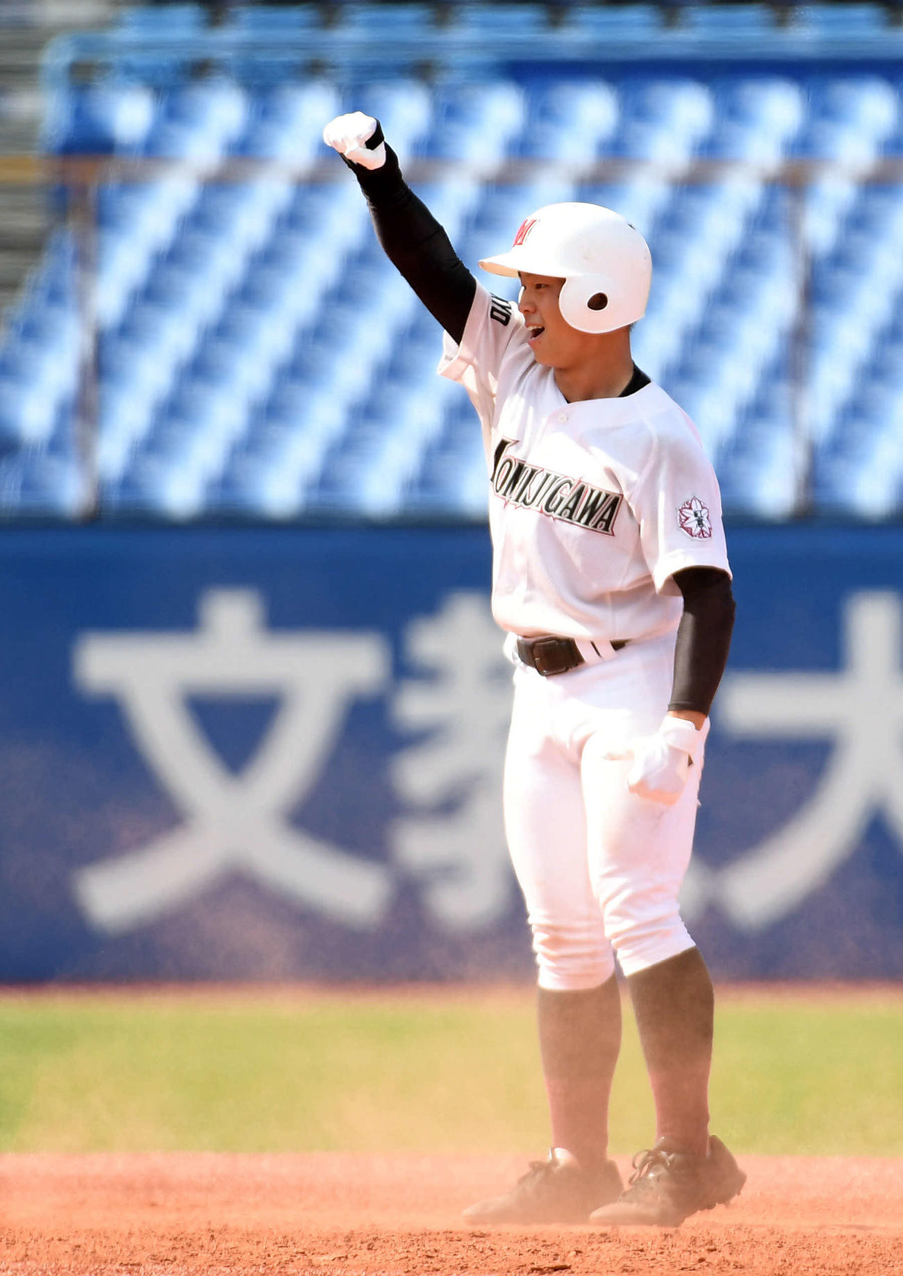 紅葉川対成立学園　10回表タイブレーク紅葉川1死二、三塁、左越え2点適時二塁打を放ちガッツポーズする友清（撮影・横山健太）