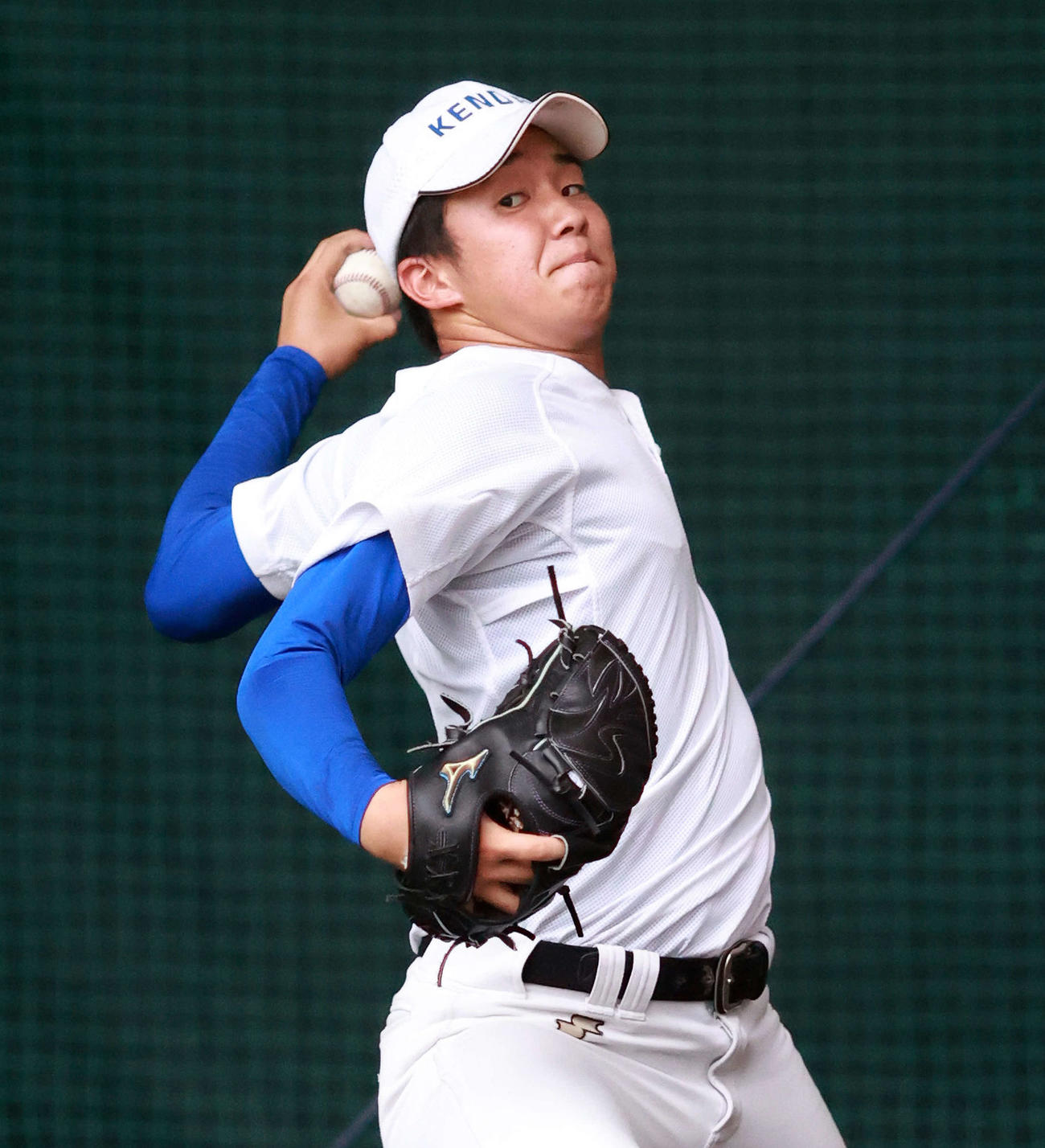 ブルペン投球する高崎健康福祉大高崎・下（撮影・江口和貴）