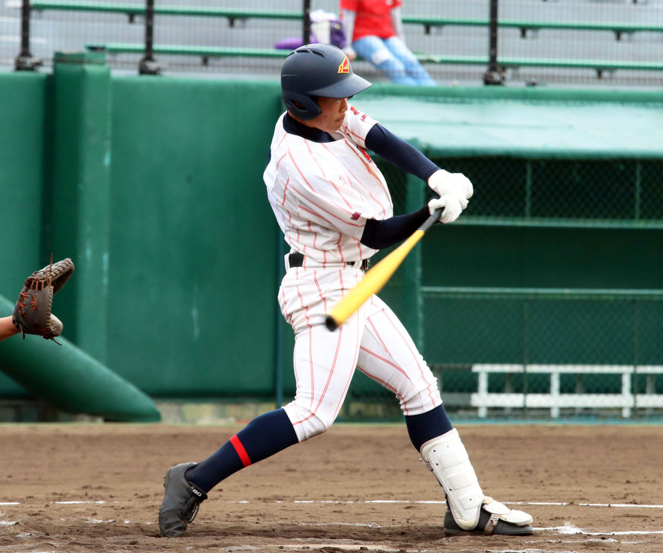 8回北海道科学大高1死二塁、主将の佐々木一塁手が決勝の左前適時打を放つ（撮影・永野高輔）