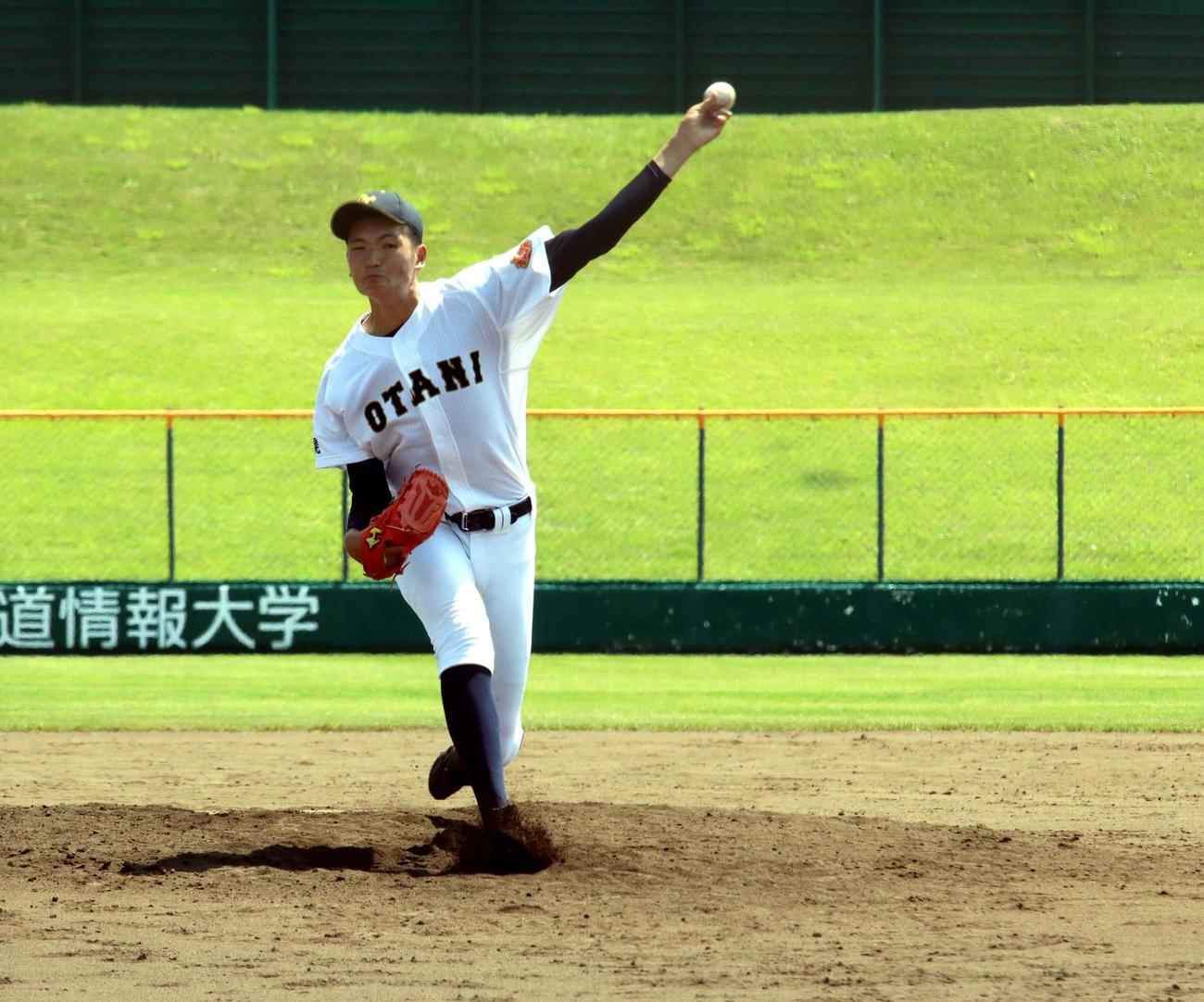 札幌東対札幌大谷　5回から登板し9球で試合を締めた道内高校最長身左腕、札幌大谷・阿部剣友（撮影・永野高輔）