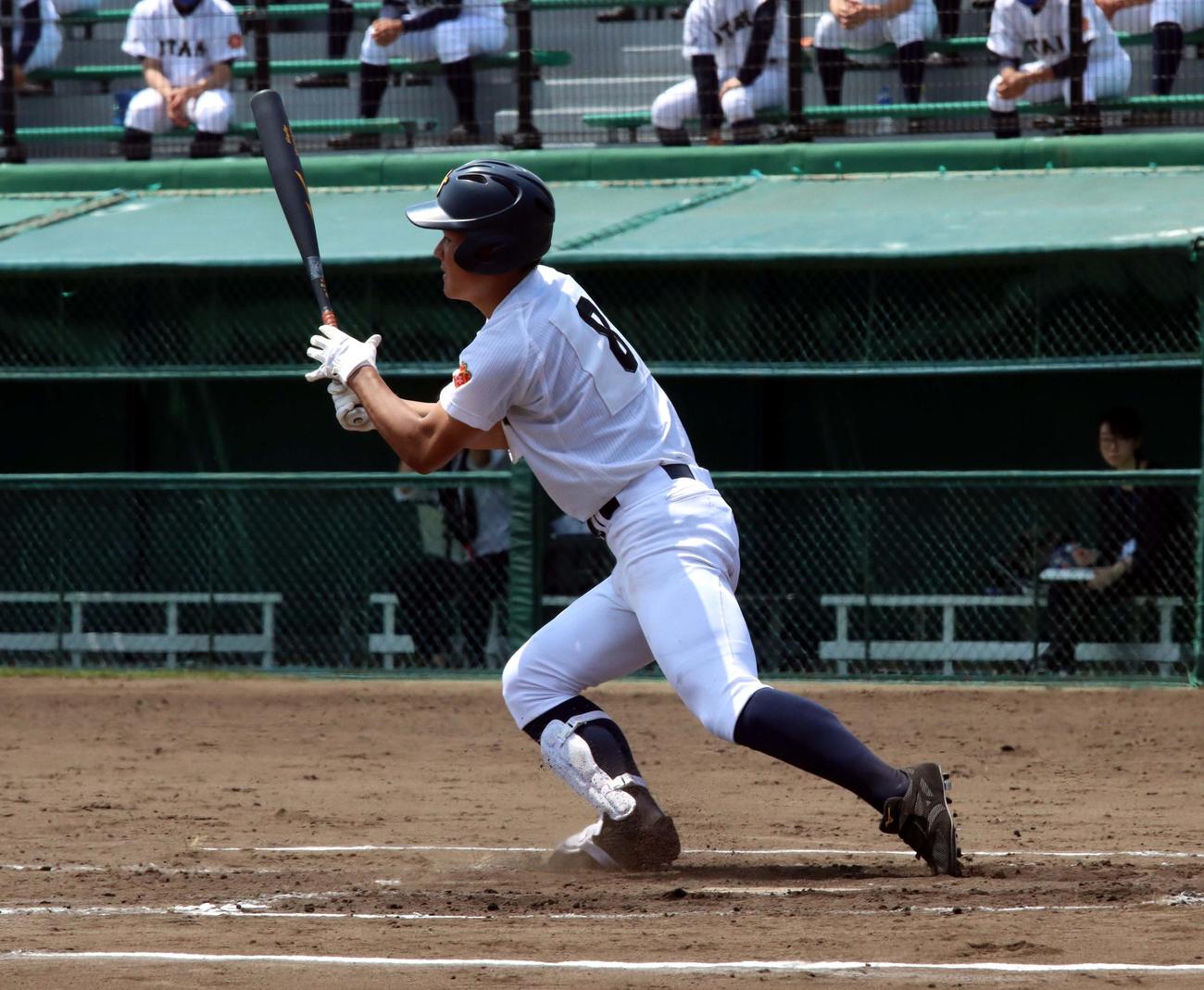 札幌東対札幌大谷　先制打を含む2安打3打点と打線をけん引した札幌大谷・佐野翔騎郎中堅手（撮影・永野高輔）