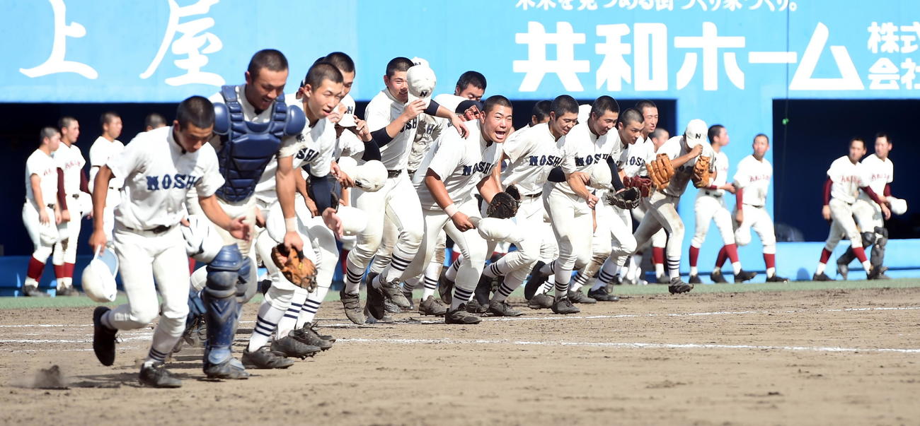 秋田商対能代松陽　6年ぶりに決勝進出を決めて喜びを爆発させる能代松陽ナイン（撮影・山田愛斗）
