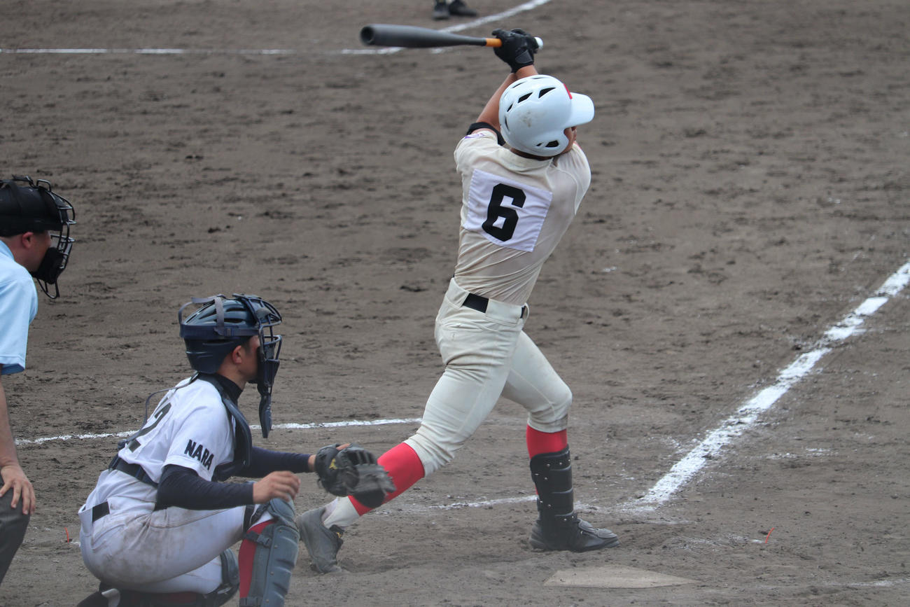 8回、右翼へ犠飛を放ちコールド勝ちを成立させた智弁学園・三田