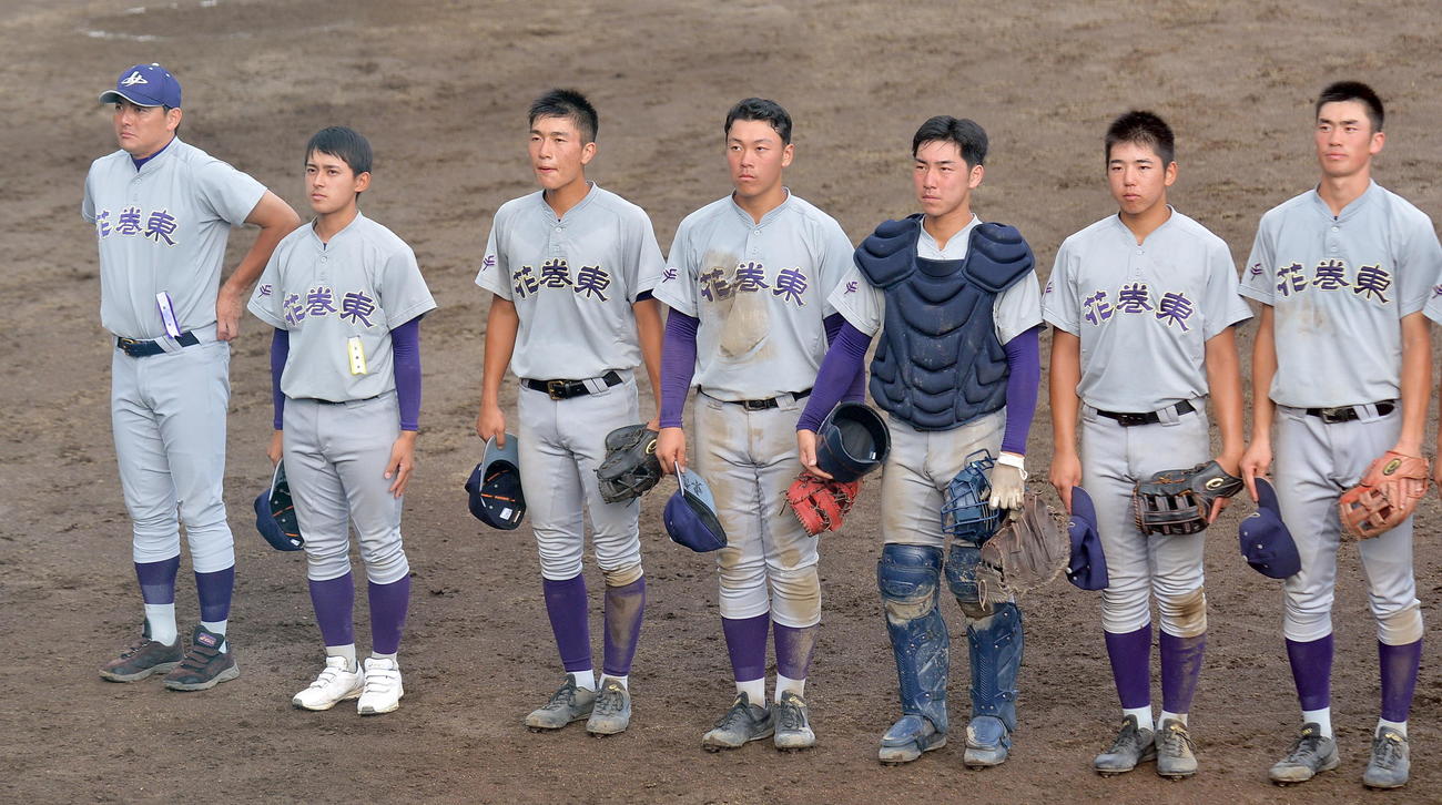 黒沢尻工対花巻東　準決勝進出を決め、スタンドに向かってあいさつする花巻東・清川主将（左から3人目）ら選手たち（撮影・鎌田直秀）