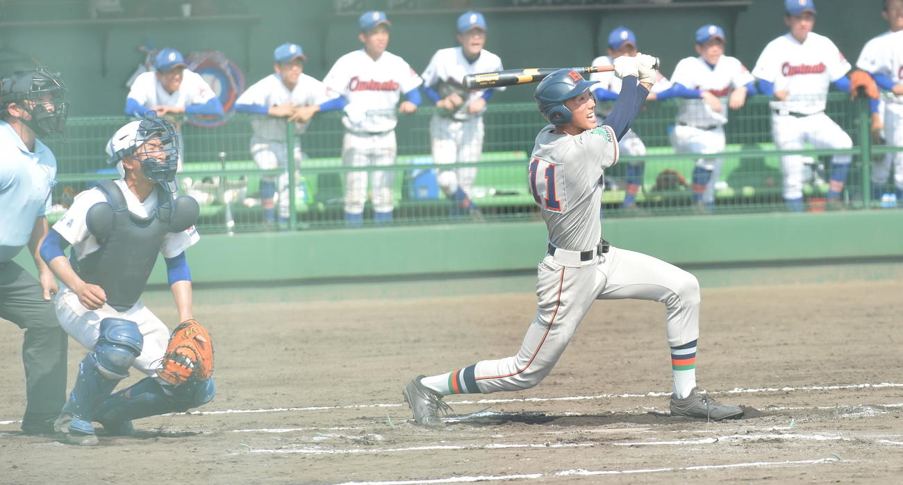 大湊対八戸工大一　6回裏八戸工大一1死一、三塁、勝ち越しの決勝2点適時打を放つ黒田（撮影・佐藤究）　