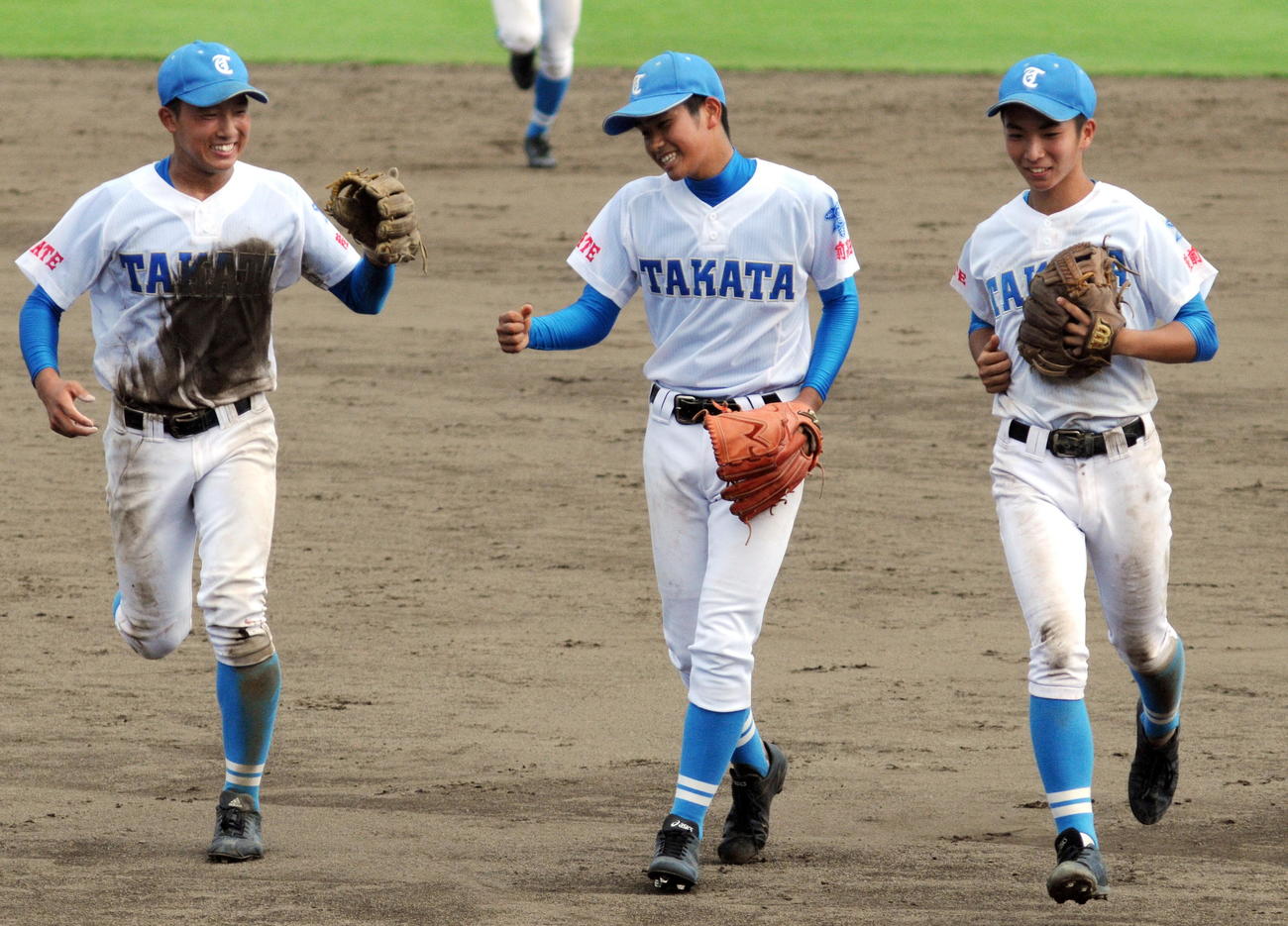 高田エース佐藤（中央）は25年ぶり4強進出を決め、熊谷（左）平沢主将と笑顔で整列に向かう