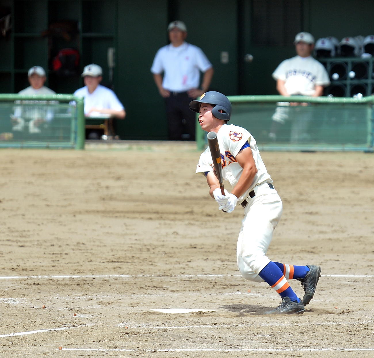 盛岡一対盛岡大付　4回裏盛岡大付1死二塁、左前への勝ち越し適時打を放つ小林主将（撮影・鎌田直秀）