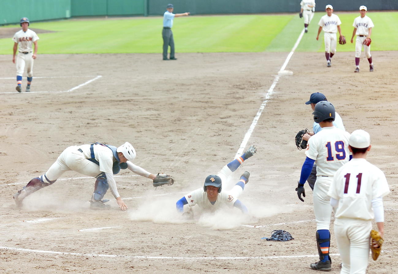 盛岡一対盛岡大付　8回裏盛岡大付1死満塁、左犠飛で生還する三塁走者の奥野（中央）。捕手は盛岡一・金沢（撮影・鎌田直秀）