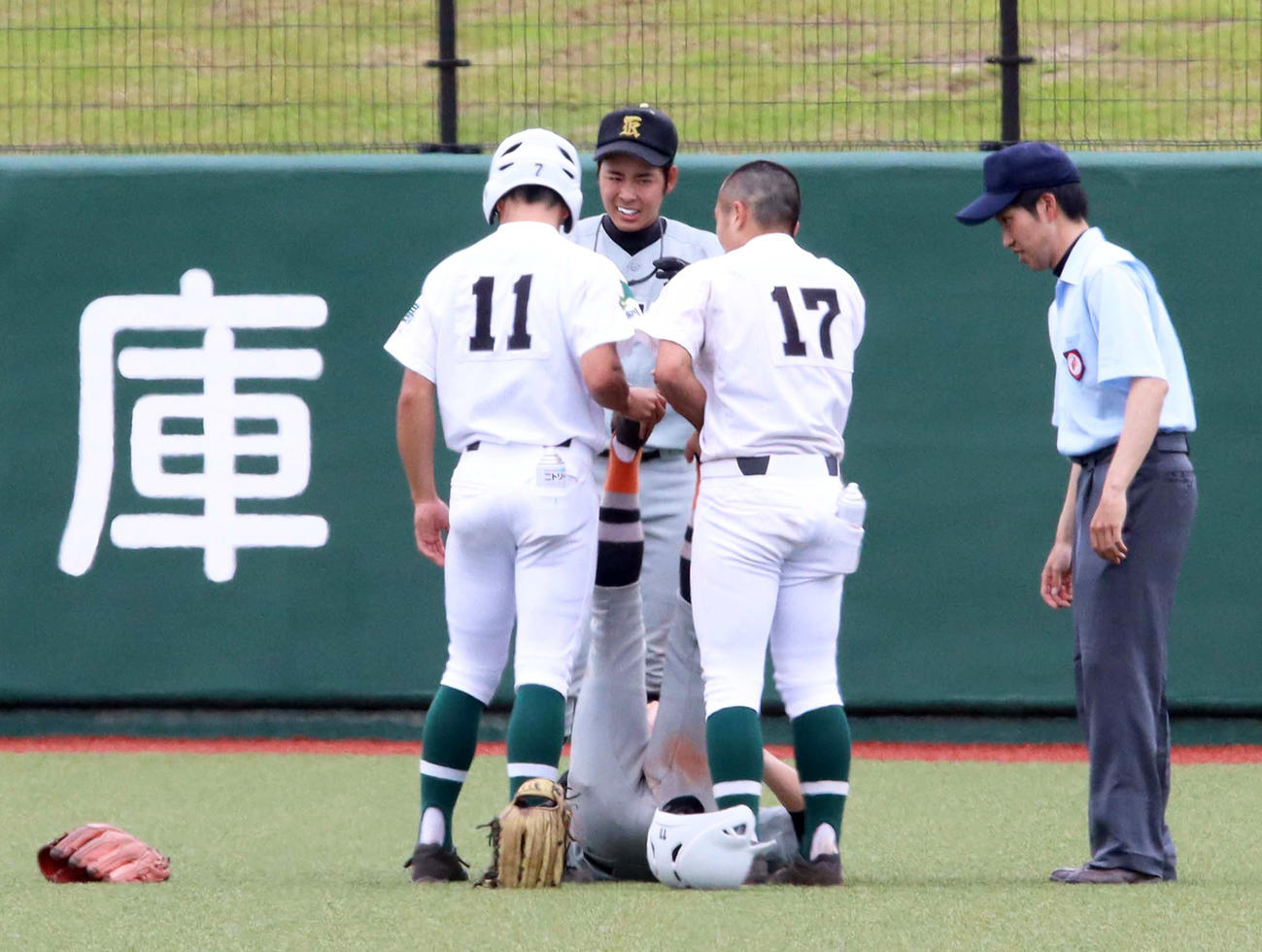 7回武修館無死二塁、右中間への打球を処理した釧路工・茜は両足がつり、武修館の選手に助けてもらう（撮影・永野高輔）