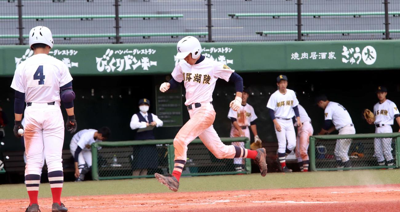 釧路北陽対釧路湖陵　7回釧路湖陵2死二、三塁、暴投の間に三塁走者の安部がコールド勝ちを決める9点目の生還を果たす（撮影・永野高輔）