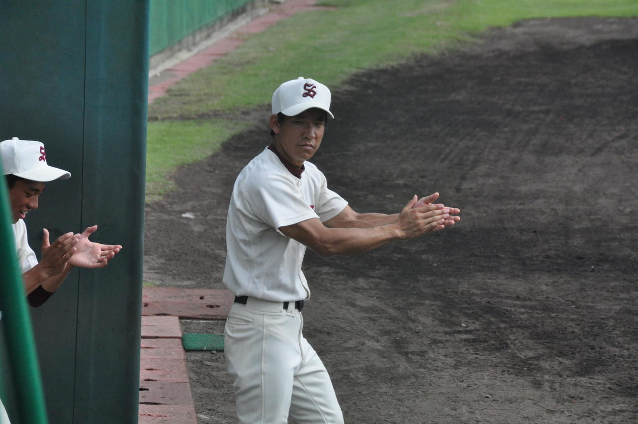 かわち野対泉陽　泉陽の黒木部長はベンチで手をたたいて選手を鼓舞する