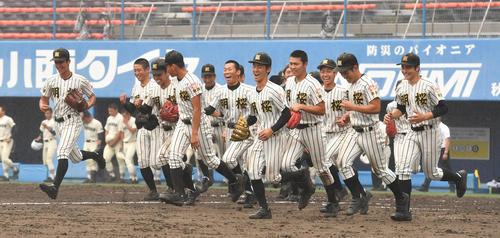明桜対能代松陽　秋田県高校野球大会で優勝しスタンドに向かう明桜ナイン（撮影・柴田隆二）