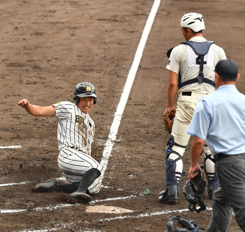 明桜対能代松陽　1回表明桜2死二塁、五十嵐の左前適時打で生還した佐々木渉。捕手岸（撮影・柴田隆二）