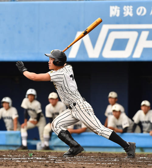 明桜対能代松陽　7回表明桜無死二、三塁、田中は左前に2点適時打を放つ（撮影・柴田隆二）