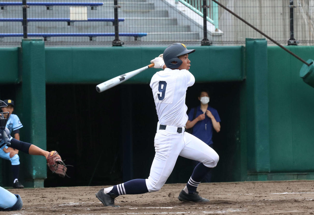 北海対北海学園札幌　8回表北海2死二塁、右越え適時三塁打を放つ吉田（撮影・浅水友輝）