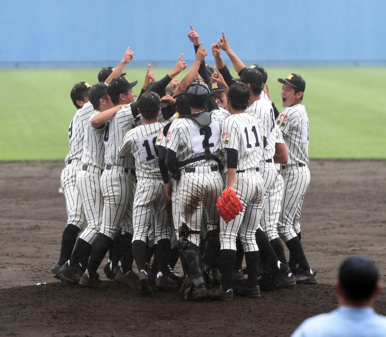 明桜対能代松陽　全国一番乗りで優勝を決めてマウンドで歓喜する明桜ナイン（撮影・山田愛斗）