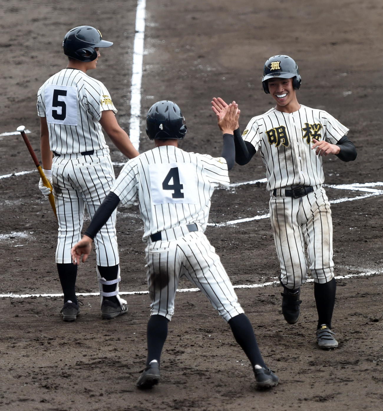 明桜対能代松陽　7回表明桜無死二、三塁、田中の左前2点打で生還した下沢（右）（撮影・山田愛斗）