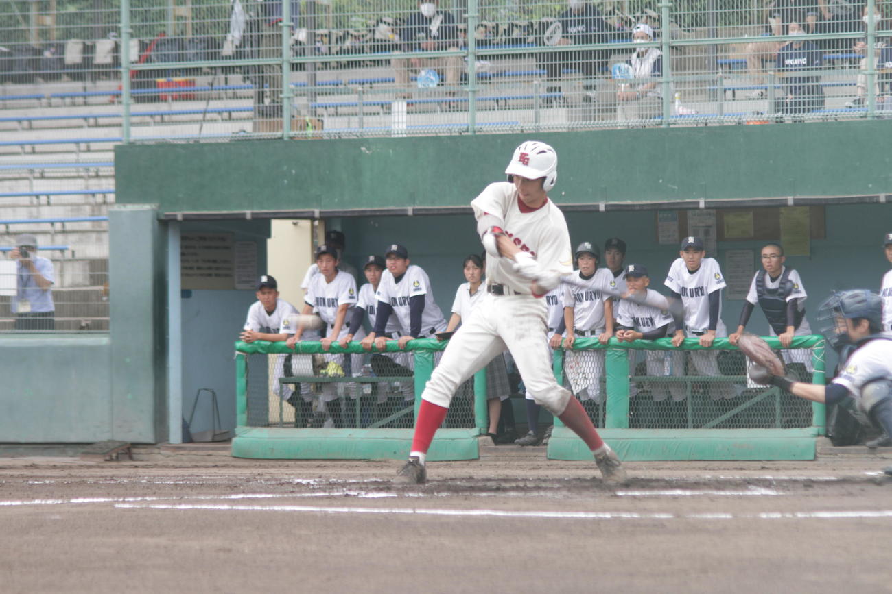 2回にシュアな打撃で中前に運ぶ関西学院の藪雅博