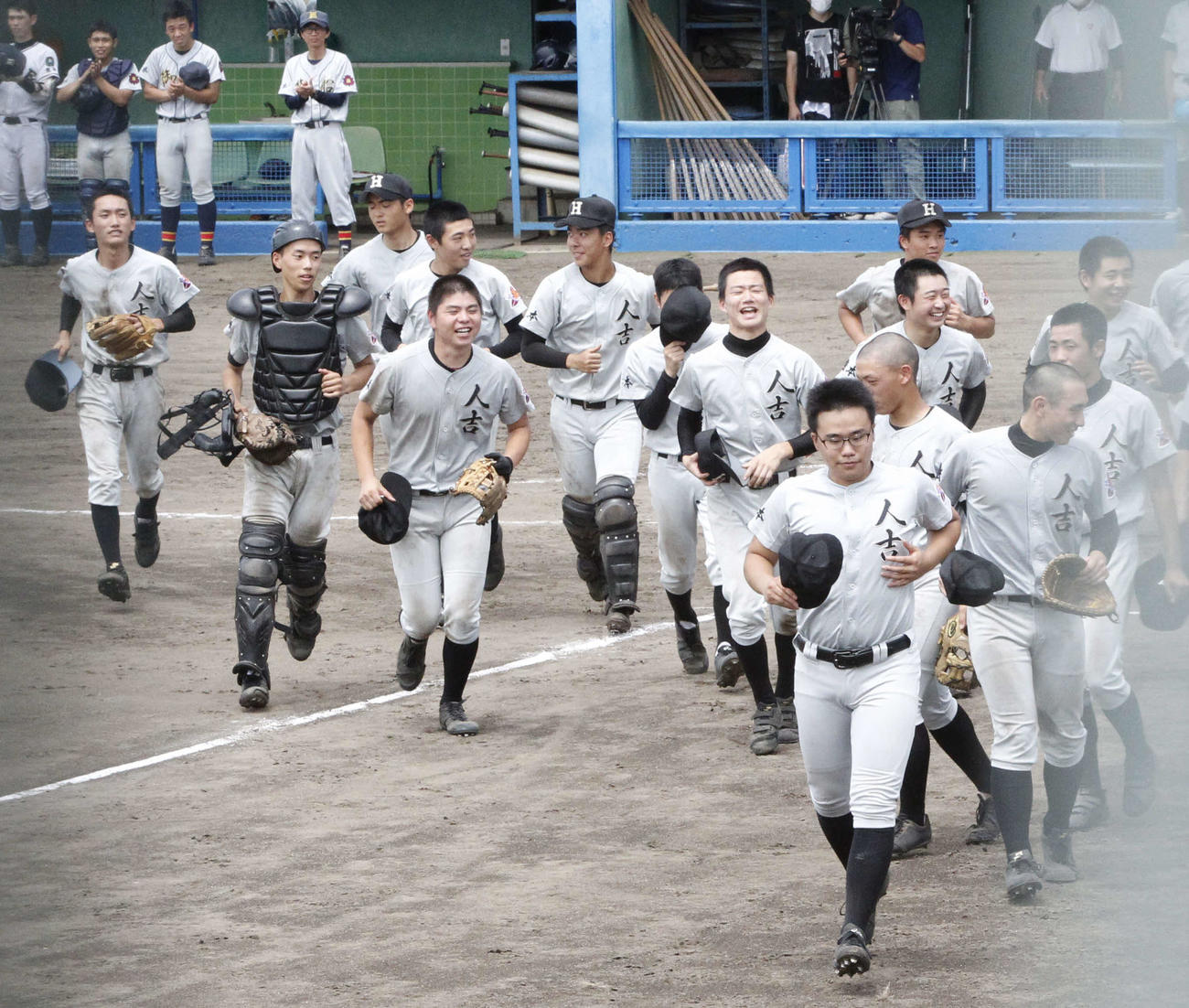 御船・矢部対人吉　校歌を歌い終え、笑顔でベンチ前に向かう人吉の選手たち（撮影・菊川光一）