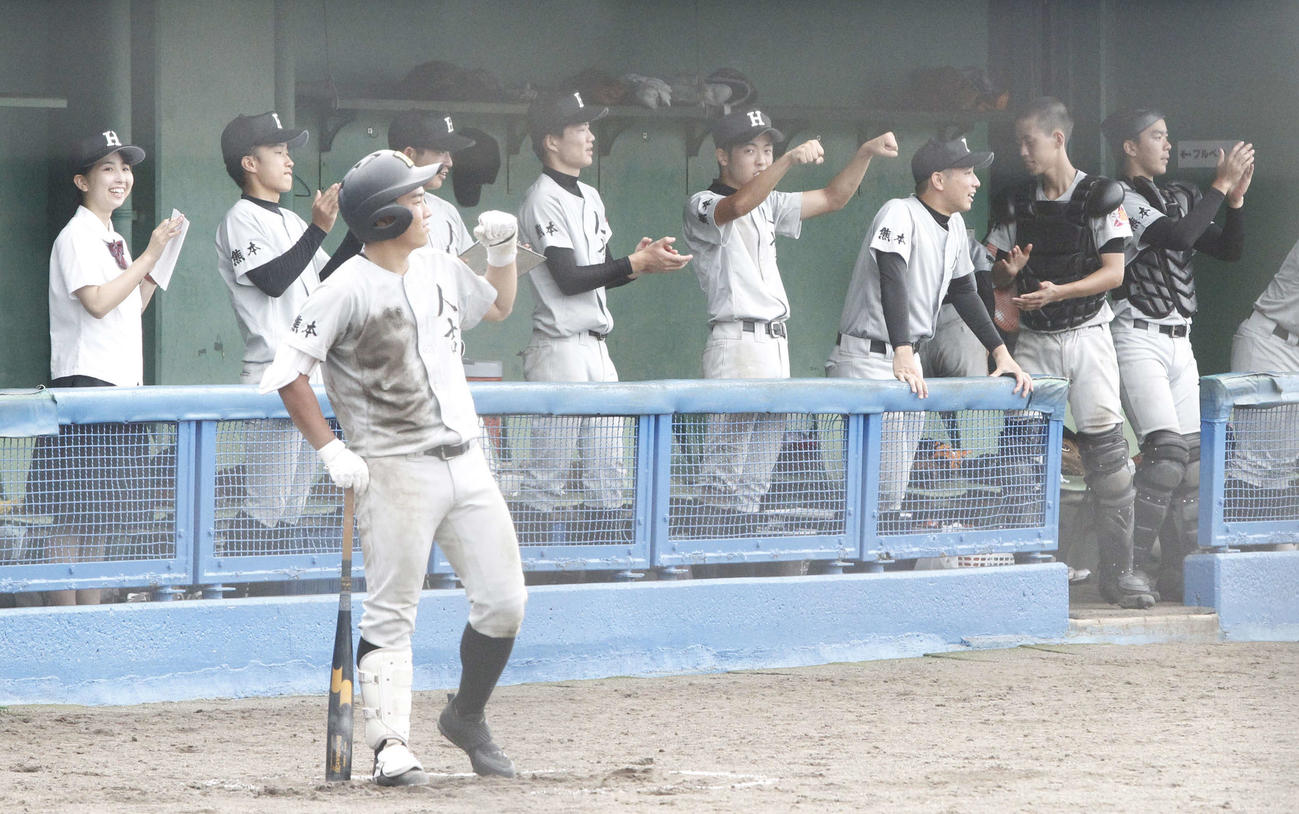 御船・矢部対人吉　3回裏人吉1死二、三塁、中西智哉の右前適時打に喜ぶナイン（撮影・菊川光一）