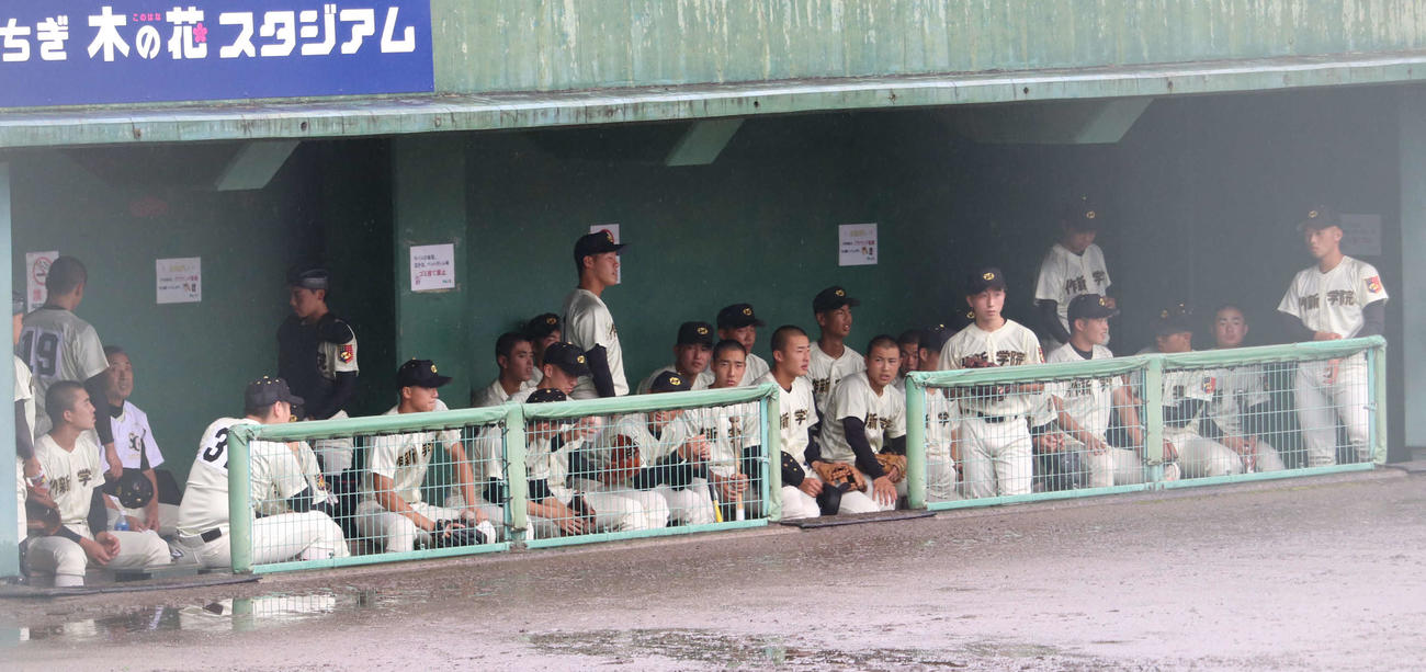 足利南対作新学院　試合開始を待つ作新学院の選手たち（撮影・湯本勝大）