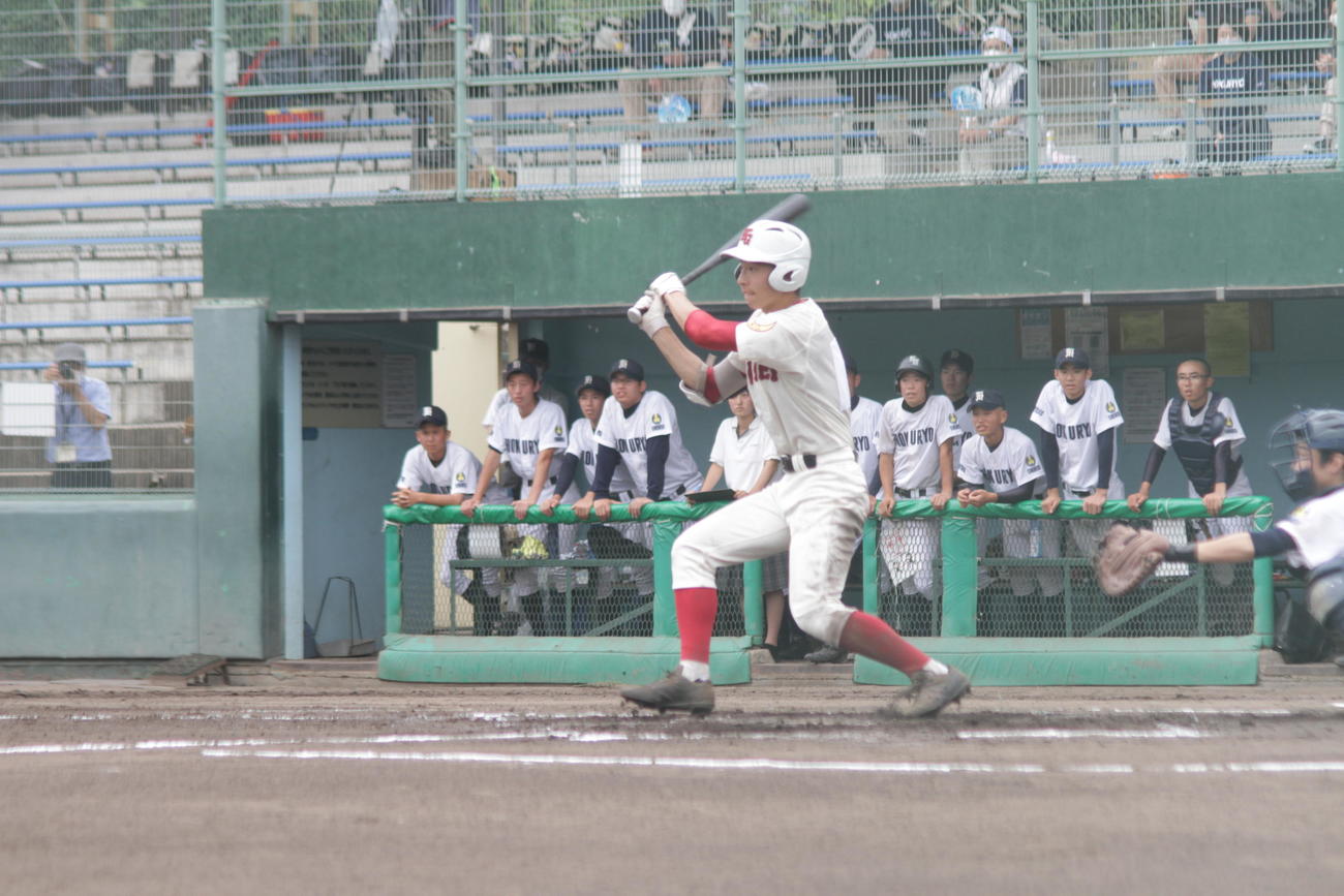 川西北陵戦の2回、シュアな打撃で中前に運ぶ関西学院の藪雅博（撮影・酒井俊作）