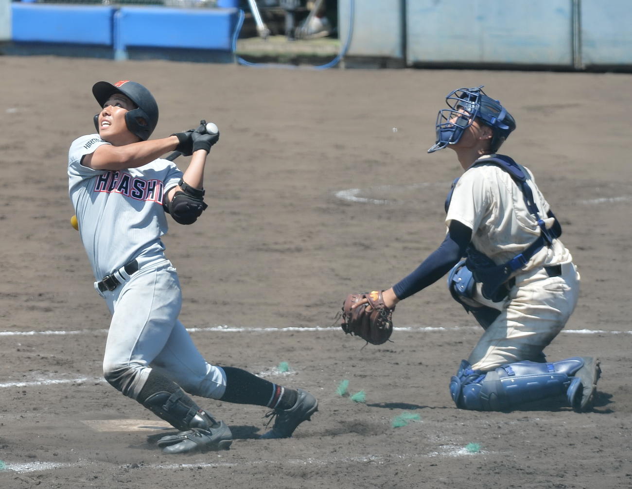 弘前工対弘前東　9回裏弘前東2死満塁、サヨナラ適時打を放つ木村（撮影・佐藤究）　