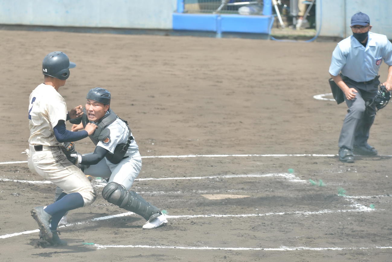 弘前工対弘前東　4回表弘前工2死二塁、体を張ってランナーをアウトにする弘前東・藤田（右）（撮影・佐藤究）　