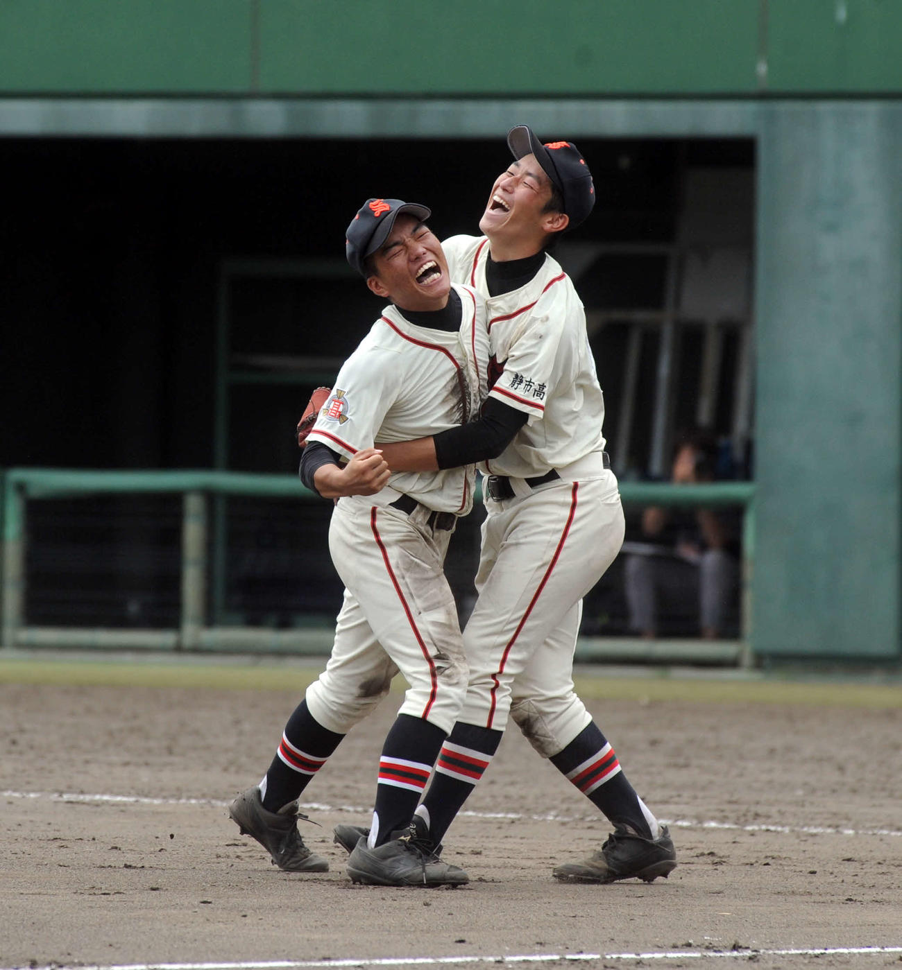 延長9回の激闘を制し、チームメートと抱き合って喜ぶ静岡市立の望月（右）