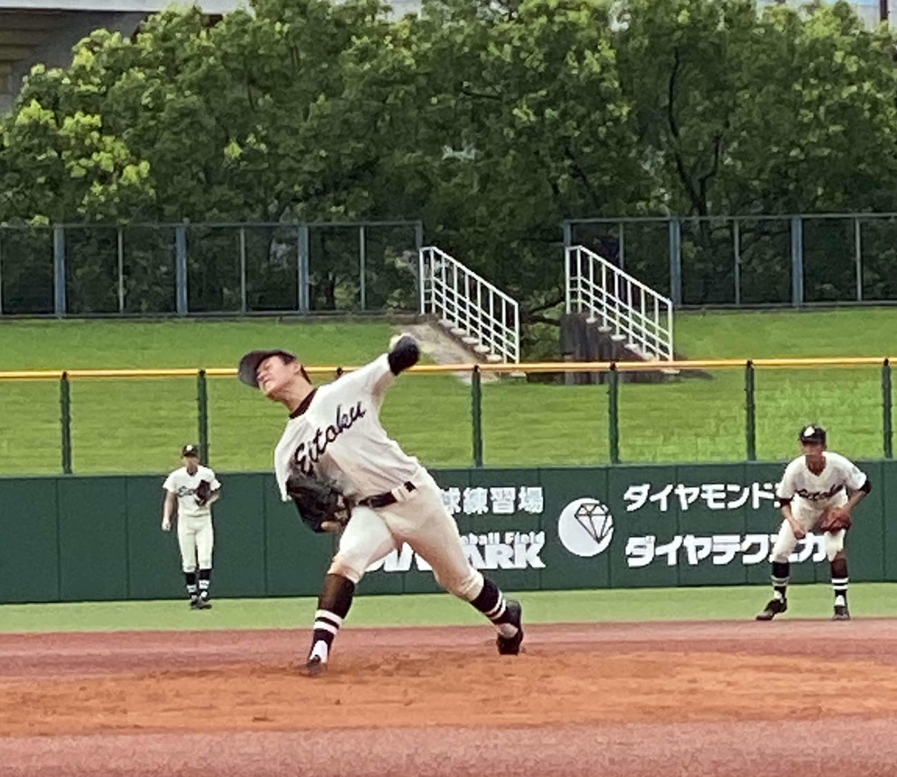 大同大大同戦で力投する栄徳・奥村（撮影・山崎健太）