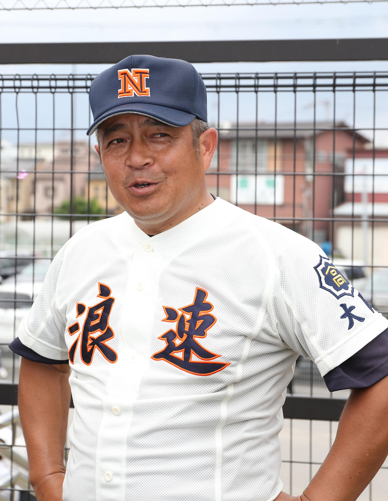 浪速対桃山学院　桃山学院に7回コールド勝ちして、公式戦初勝利を上げて囲み取材を受ける浪速、遠山監督（撮影・白石智彦）