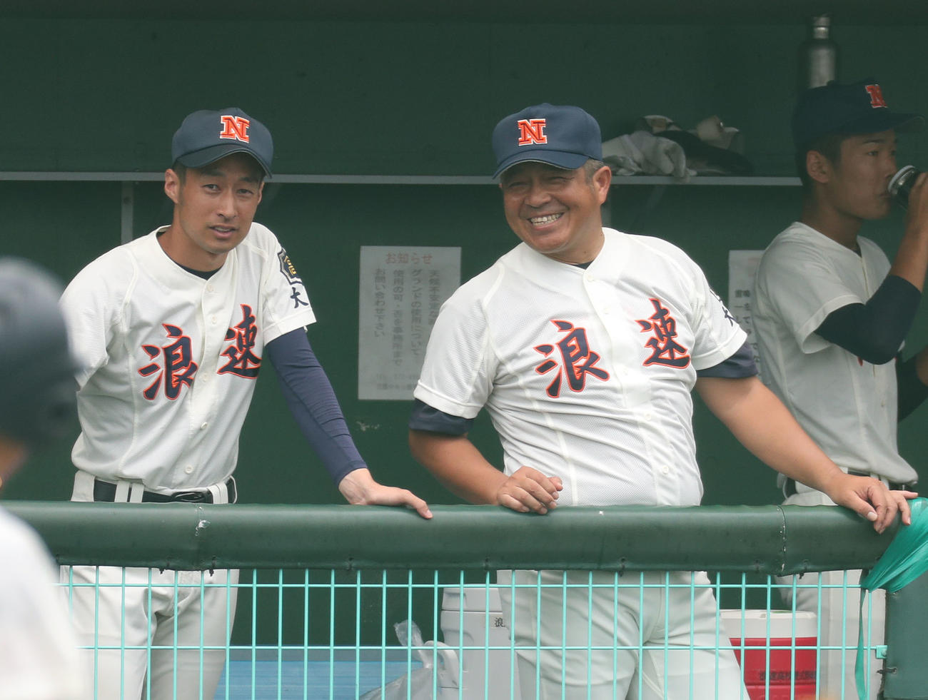 桃山学院戦の2回、浪速・遠山監督（右）は村上真基の中犠飛で先制点し笑顔を見せる（撮影・白石智彦）