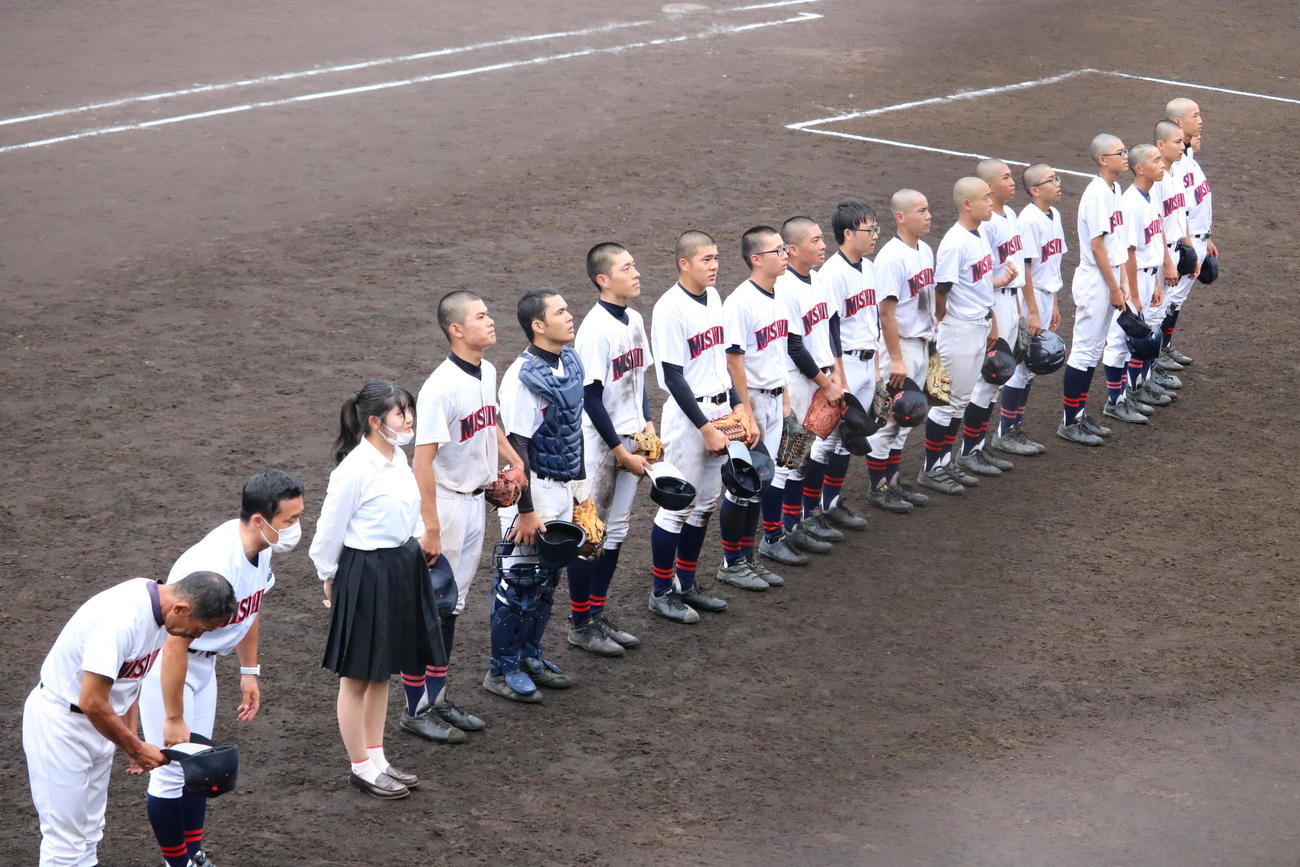 三島対咲くやこの花　スタンドに勝利の報告をする三島の選手たち