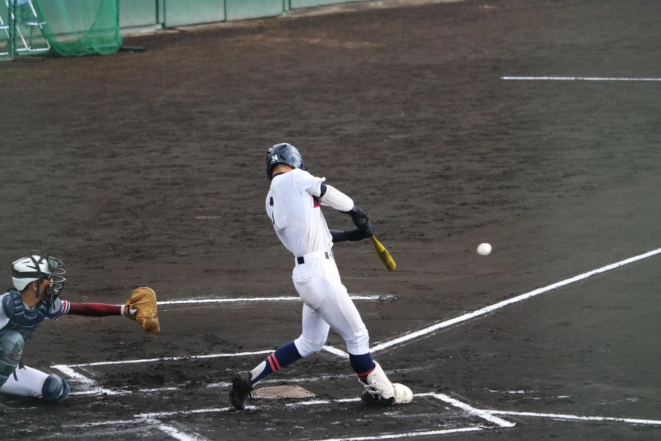 三島対咲くやこの花　1回表無死満塁、三島の4番福島裕也投手（主将＝3年）は右前へ先制打を放つ