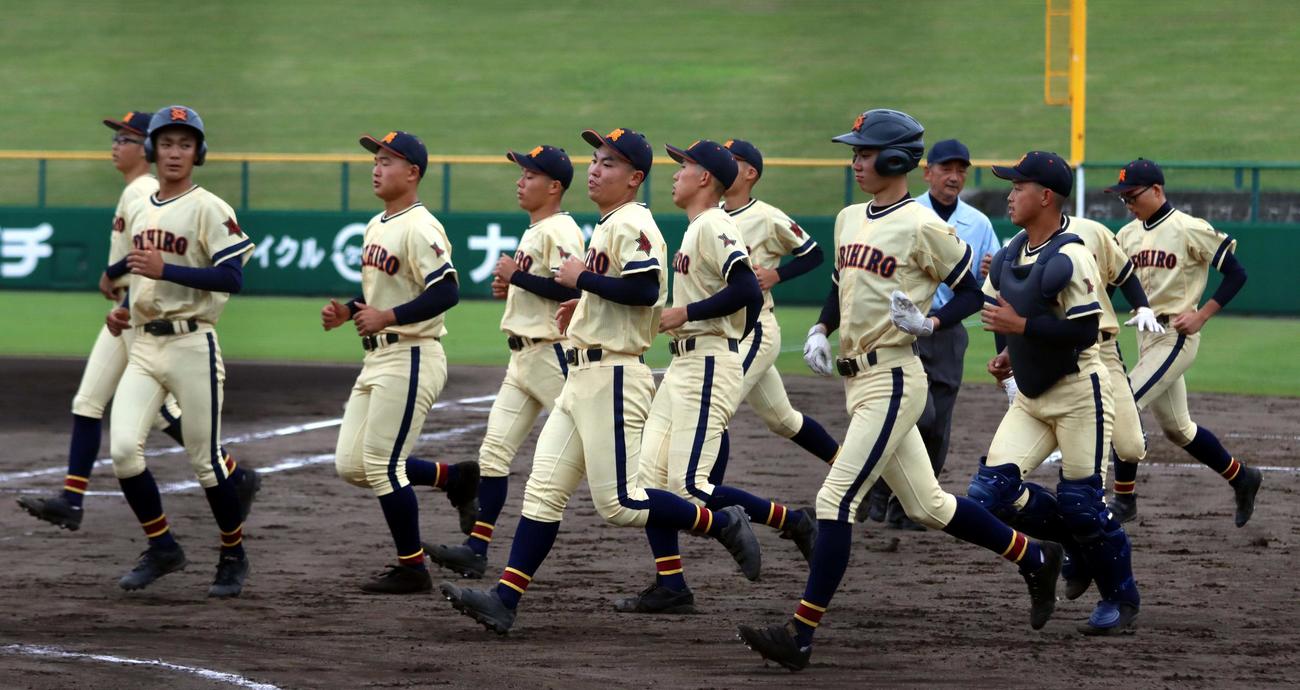 帯広南商対帯広農　新ユニホームで1勝し、ベンチから飛び出す帯広農の選手たち（撮影・永野高輔）