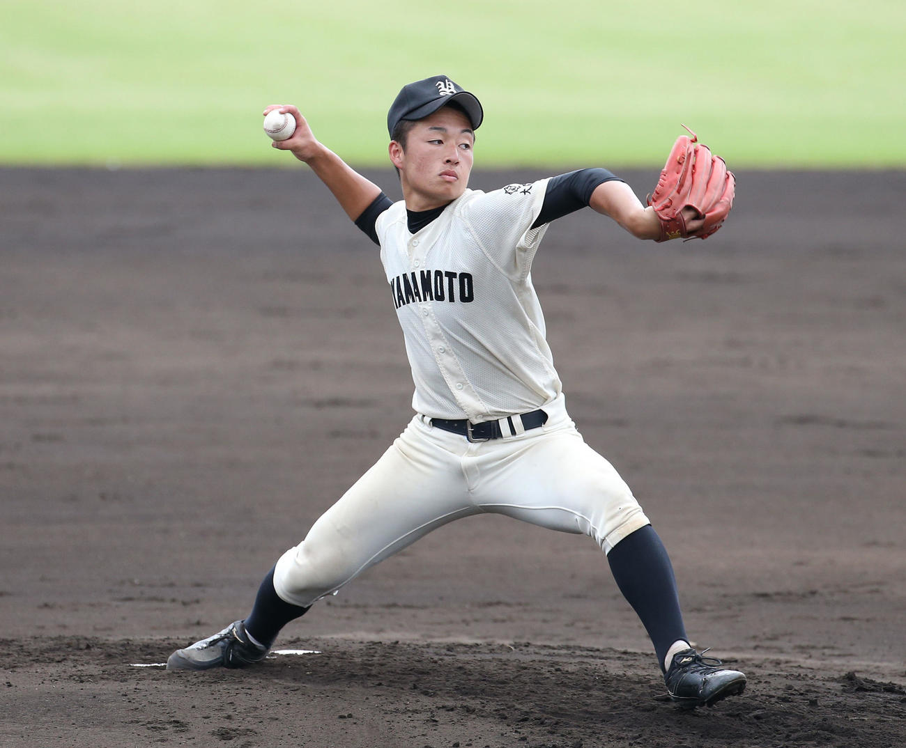 高石戦に先発する山本・松井翔馬（撮影・白石智彦）