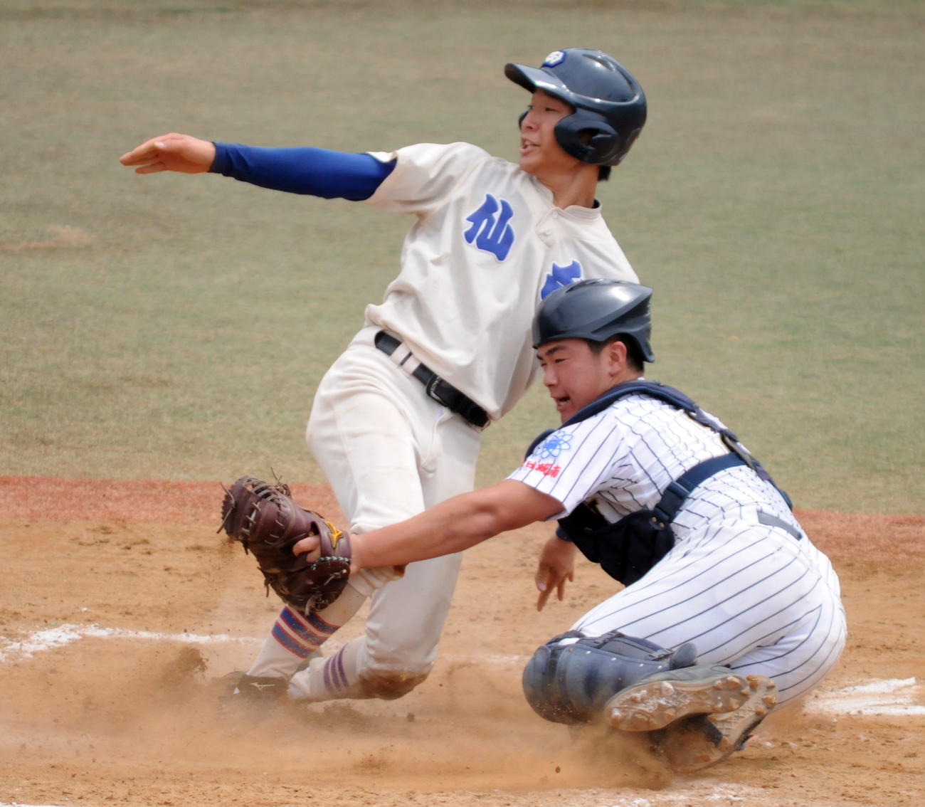仙台対仙台城南　2回表仙台2死一、二塁、西野の左前適時打で倉田（左）が3点目のホームを突く。捕手石川